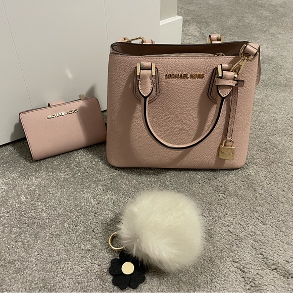 Pink Michael Kors Leather Matching set plus MK key chain - Picture 2 of 8